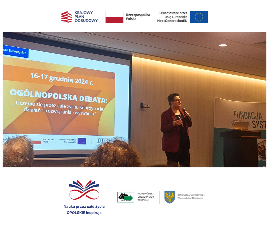 Prelegent stoi z mikrofonem przed ekranem wyświetlającym slajd dotyczący krajowej debaty na temat uczenia się przez całe życie w Polsce w dniach 16-17 grudnia 2024 roku. W sali znajdują się siedzący uczestnicy i baner Fundacji Rozwoju Systemu Edukacji.