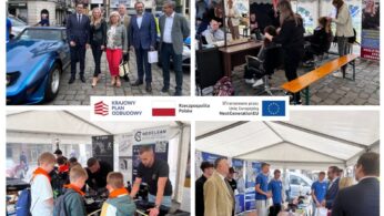 Kolaż przedstawia urzędników i gości na imprezie plenerowej z samochodami, stoiskami informacyjnymi i wystawami pod namiotami. Ludzie wchodzą w interakcje, przeglądają materiały i rozmawiają. W centrum pojawiają się logotypy polskiego rządu, UE i Krajowego Planu Odbudowy.