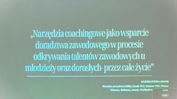 Slajd prezentacji z cytatem w języku polskim na ciemnym tle. Tekst omawia narzędzia coachingowe wspierające doradztwo zawodowe w odkrywaniu talentów zawodowych wśród młodzieży i dorosłych przez całe życie. W prawym dolnym rogu widnieje imię i nazwisko prezentera oraz jego referencje.