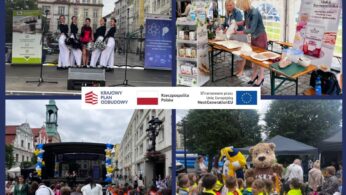 Kolaż czterech zdjęć z wydarzenia: U góry po lewej, ludzie w strojach formalnych siedzą na scenie z banerami. U góry po prawej, kobiety przygotowują jedzenie na zadaszonym stole z produktami. U dołu po lewej, tłum stoi przed sceną na zewnątrz. U dołu po prawej, dzieci gromadzą się w pobliżu przebranej maskotki niedźwiedzia i balonów.