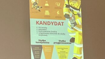 Pionowa polska infografika opisuje, jak zostać strażakiem, pokazując kreskówkowych strażaków, ikony ognia, kryteria kwalifikacji, etapy służby i ramy czasowe. Dominują kolory żółty i czerwony, z ikonami ognia, hełmów, węży i drabin. Tekst wyjaśnia wymagania.