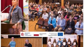 Kolaż przedstawia kobietę przemawiającą na podium, dużą publiczność siedzącą w sali, dwóch mężczyzn klęczących i rozmawiających oraz grupę młodych ludzi trzymających certyfikaty. Logo sponsorów i UE są wyświetlane w centrum.