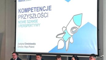Pięciu panelistów siedzących przy stole przed wyświetlanym slajdem prezentacji Hays Poland Kompetencje Przyszłości - Nowe Szanse i Perspektywy autorstwa dyrektor Justyny Chmielewskiej, z ilustracją rakiety.