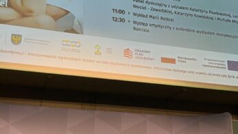 Cztery osoby siedzą na scenie z mikrofonami, dyskutując podczas Opolskiego Tygodnia Kariery 2023. Za nimi znajduje się duży ekran pokazujący szczegóły wydarzenia, w tym datę (16.10.2023) i harmonogram. Portret kobiety pojawia się w lewym górnym rogu ekranu.