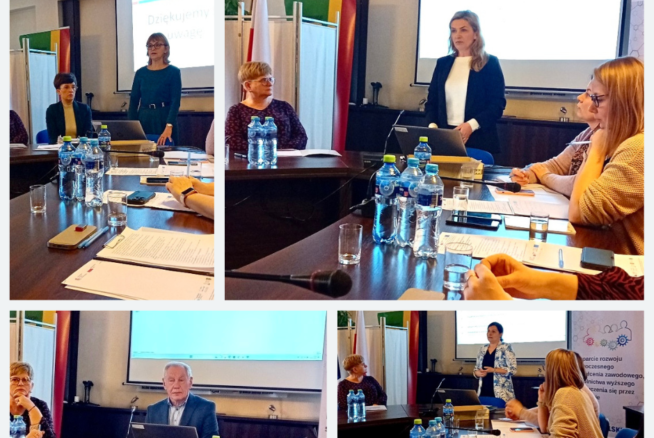 Kolaż czterech zdjęć przedstawia ludzi w sali konferencyjnej z dokumentami, flagami i butelkami wody na stole. Uczestnicy mówią, słuchają i prezentują slajdy. U dołu widoczne są logotypy polskiego rządu, UE i "Krajowego Planu Odbudowy".