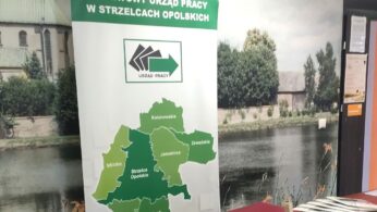 Stoisko z banerem przedstawiającym zieloną mapę regionów i napisem 