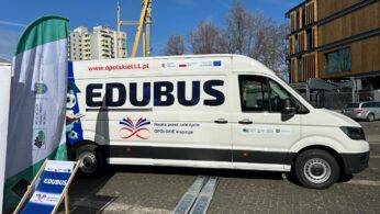 Biała furgonetka z napisem 