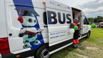 Biała furgonetka z napisem 