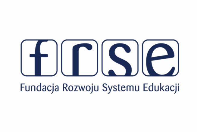 Logo z czterema zaokrąglonymi kwadratami zawierającymi małe litery f, r, s i e. Poniżej kwadratów znajduje się napis Fundacja Rozwoju Systemu Edukacji w kolorze niebieskim, całość na białym tle.