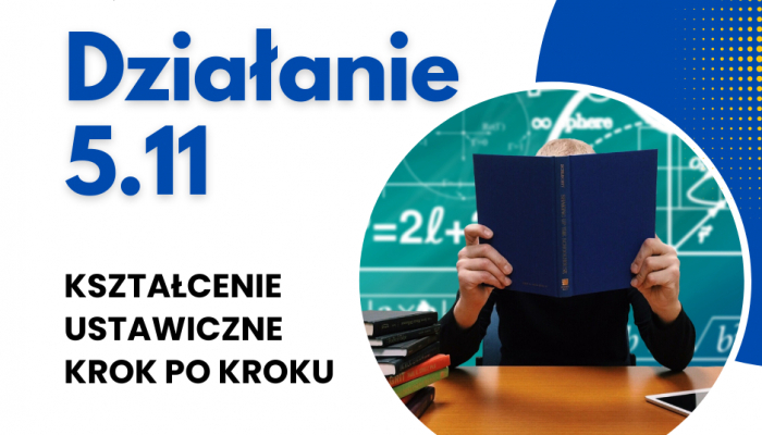 Grafika promocyjna z napisem 'Działanie 5.11 Kształcenie ustawiczne krok po kroku'. Po prawej stronie osoba siedząca przy biurku z książką zasłaniającą twarz, na tle tablicy z wzorami matematycznymi. Na stole leży kilka książek i tablet.