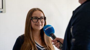 Uczestniczka w okularach udziela wywiadu do Radia Opole.