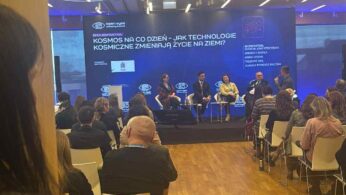 Ujęcie z perspektywy widza na panel dyskusyjny 