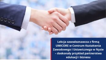 Plansza informacyjna, na której dłonie dwóch osób ściskają się w geście uścisku biznesowego. U góry widoczne logotypy związane z Krajowym Planem Odbudowy, Rzeczpospolitą Polską oraz finansowaniem z Unii Europejskiej NextGenerationEU. Na dole znajduje się tytuł informujący o 