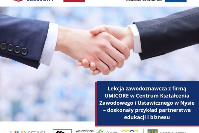 Plansza informacyjna, na której dłonie dwóch osób ściskają się w geście uścisku biznesowego. U góry widoczne logotypy związane z Krajowym Planem Odbudowy, Rzeczpospolitą Polską oraz finansowaniem z Unii Europejskiej NextGenerationEU. Na dole znajduje się tytuł informujący o "Lekcji zawodoznawczej z firmą UMICORE w Centrum Kształcenia Zawodowego i Ustawicznego w Nysie" jako przykładzie partnerstwa edukacji i biznesu, a pod nim logotypy partnerów projektu.