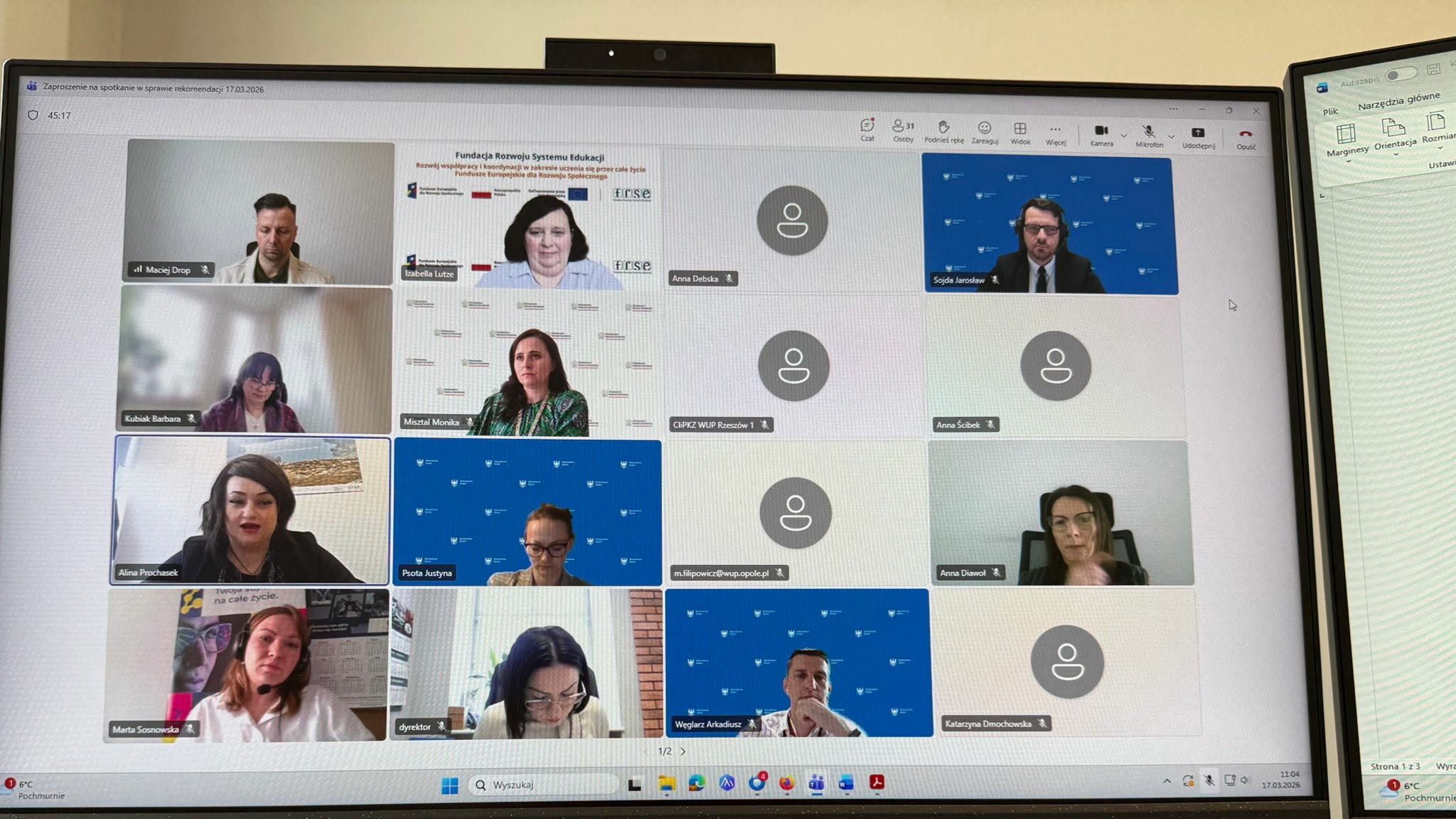 Zrzut ekranu przedstawia widok uczestników wideokonferencji w aplikacji Teams, z widocznym paskiem zadań systemu Windows na dole. W oknach rozmowy znajdują się różne osoby oraz logotypy instytucji, takich jak Fundacja Rozwoju Systemu Edukacji. Na górnym pasku widnieje tytuł spotkania dotyczący rekomendacji z datą 17.03.2026.