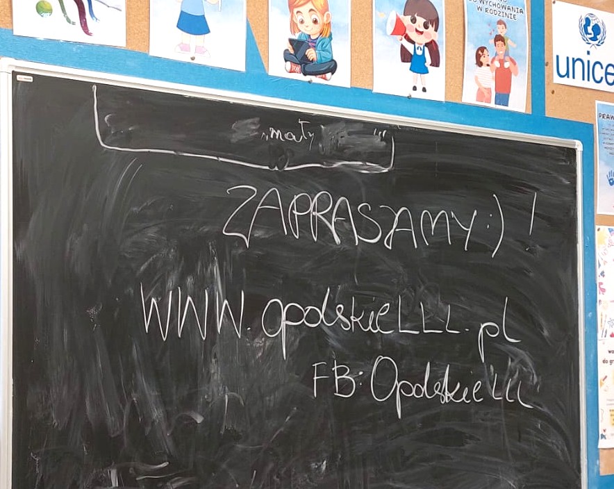 Na tablicy w sali lekcyjnej widać napis 