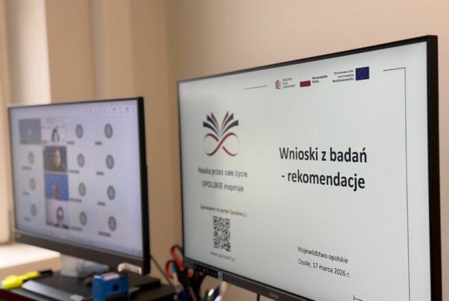 Zbliżenie na monitor wyświetlający slajd tytułowy prezentacji pt. „Wnioski z badań - rekomendacje”. Na slajdzie widoczne jest logo projektu „Nauka przez całe życie”, kod QR oraz informacja o lokalizacji i dacie: Opole, 17 marca 2026 r. W tle widać fragment drugiego monitora z aktywnym połączeniem wideo.