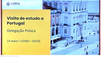Zdjęcie przedstawia slajd z prezentacji wyświetlanej na ekranie z logo „LISBOA” w lewym górnym rogu. Na żółtym tle widnieje czarny napis w języku portugalskim „Visita de estudo a Portugal Delegação Polaca” oraz data i godzina. Po prawej stronie tekstu umieszczono czarno-białą grafikę przedstawiającą plac miejski.