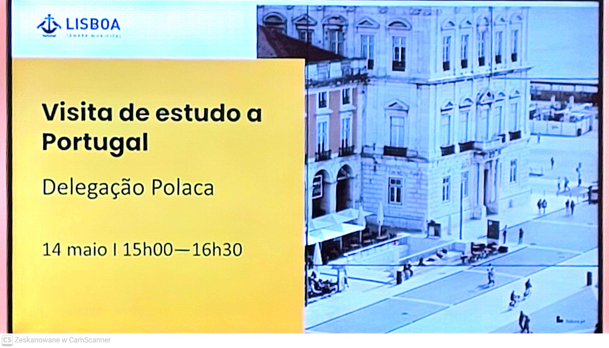Zdjęcie przedstawia slajd z prezentacji wyświetlanej na ekranie z logo „LISBOA” w lewym górnym rogu. Na żółtym tle widnieje czarny napis w języku portugalskim „Visita de estudo a Portugal Delegação Polaca” oraz data i godzina. Po prawej stronie tekstu umieszczono czarno-białą grafikę przedstawiającą plac miejski.