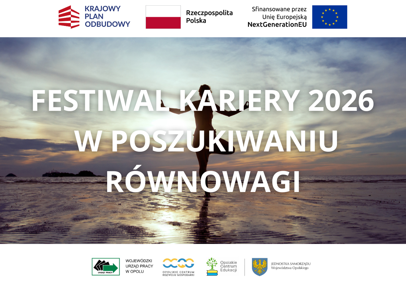 Osoba stoi na jednej nodze z wyciągniętymi rękami w pozie jogi na plaży o zachodzie słońca. Niebo jest kolorowe od chmur, a morze jest spokojne. Duży biały polski tekst brzmi "Festiwal Kariery 2026 W Poszukiwaniu Równowagi". Logotypy i banery znajdują się na górze i na dole.