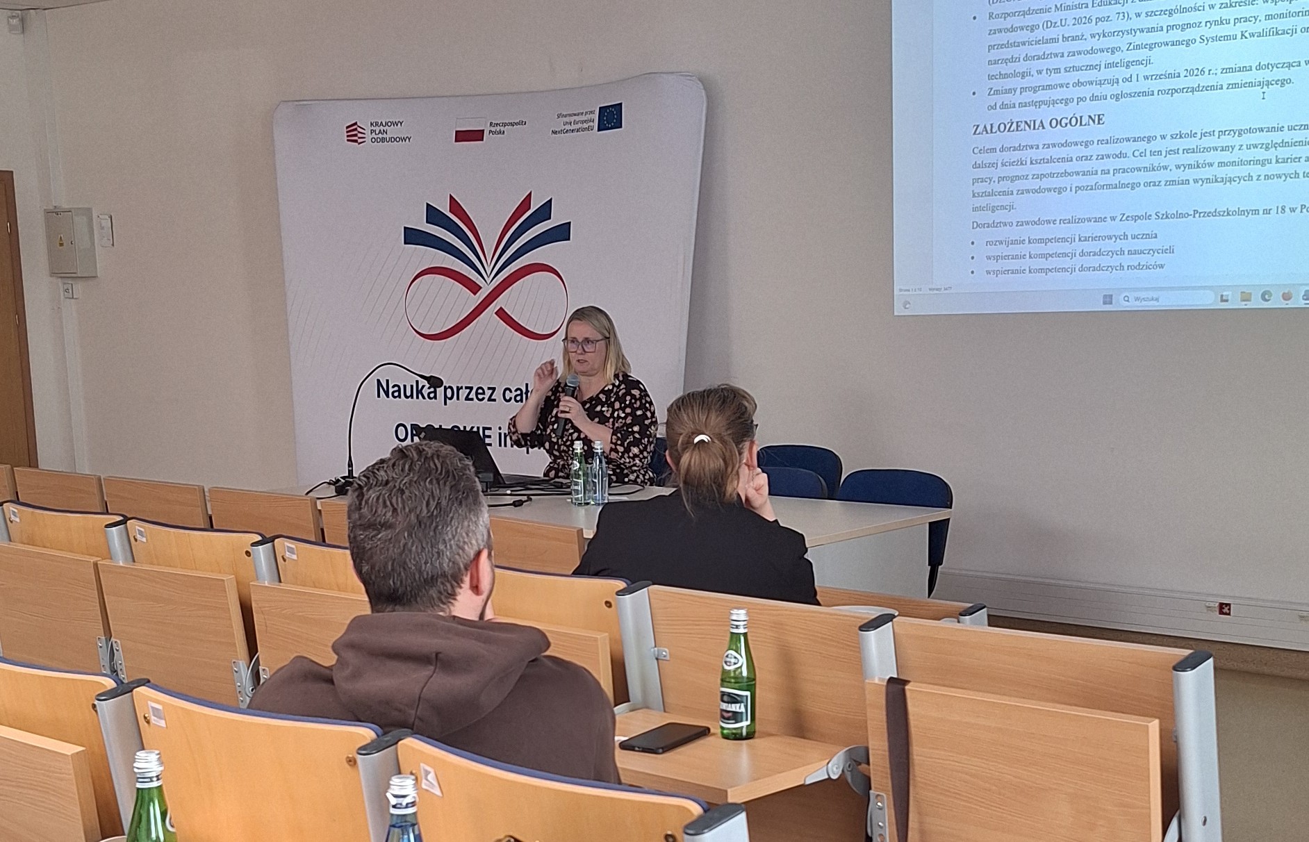 Prelegentka prowadząca prezentację w sali konferencyjnej przed uczestnikami wydarzenia