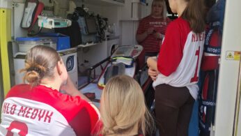 Uczestnicy szkolenia oglądający wyposażenie wnętrza ambulansu ratunkowego