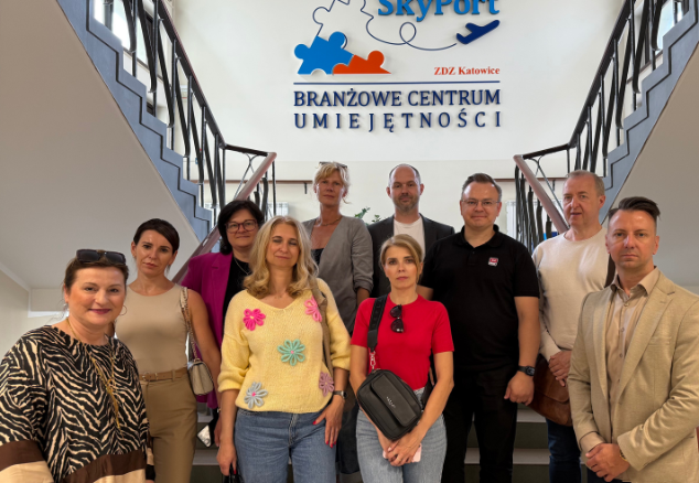 Uczestnicy wizyty studyjnej pozują do wspólnego zdjęcia w siedzibie Branżowego Centrum Umiejętności SkyPort.